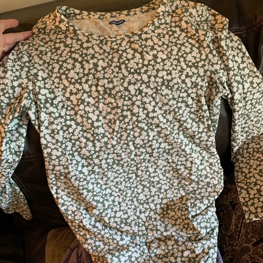 Old Navy fitted maternity long sleeve tee